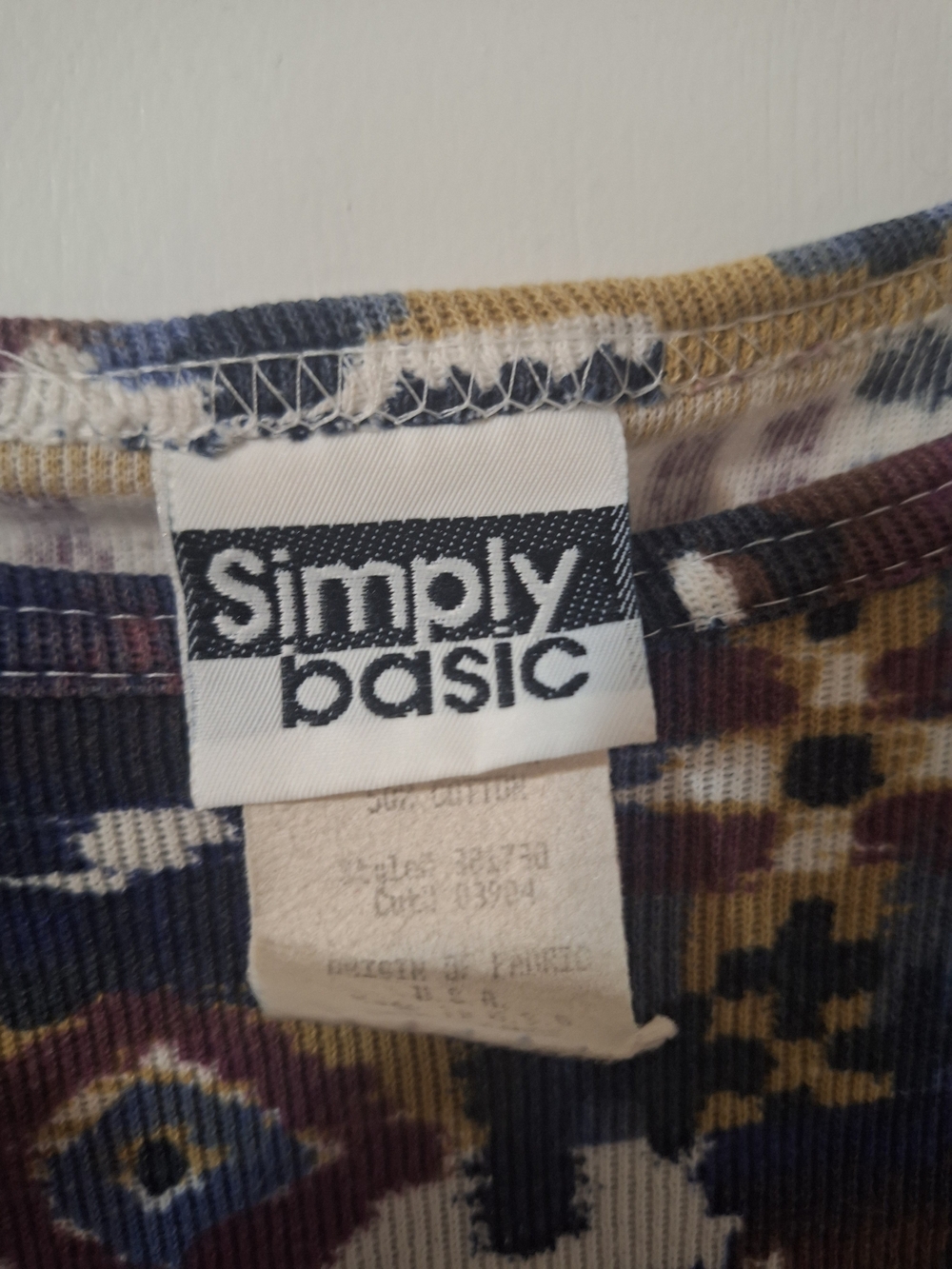 Simply Basic Vintage Patterned Short Sleeve Geometric Print Tee Size L - Picture 4 of 7